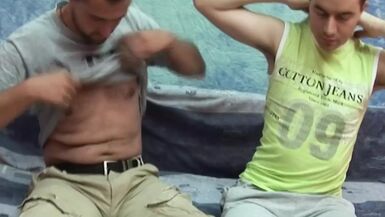 Yakışıklı deneyimsiz adam biraz yaşlı arkadaşla sıcak eşcinsel seks var