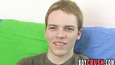 Little Twink Matt Phoenix se masturba solo após a entrevista