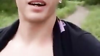 Wanderer wichst ab und isst sein Sperma auf einer öffentlichen Spur