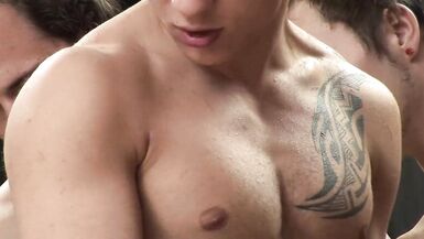 Sözlü stimülasyon vuruşu ve en büyük cum atışları ile kolektif bok evinde grup seks yapıyor sevimli öğrenciler