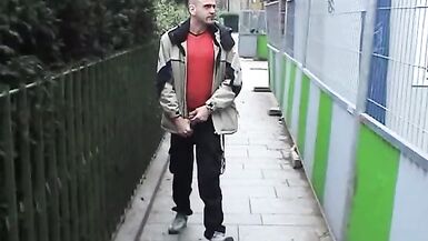 Bu delikanlı tehlikeli! (Bu adam tehlikeli!))