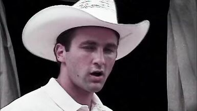 Oreman, iş arkadaşlarına oral hizmeti sert alır ve sonra ganimette anlaşılmaz ve sert bir şekilde koparır