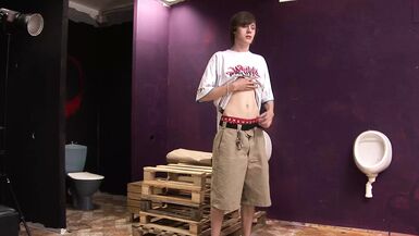 Niedliche naive Petro hat sein erstes Casting in einer öffentlichen Toilette und wichst seinen Schwanz vor der Kamera