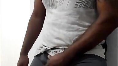 Bir yetişkin film sahnesini izlemek için biraz rahatlatarak, büyük, etli bir adamın sikini çıkarır ve wank ea ya başlar