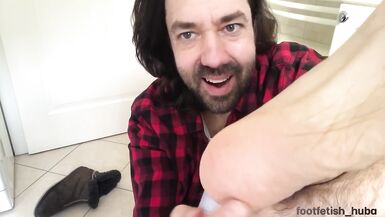 Kendi ayak kokusu cum benim ayak tabanlarımda