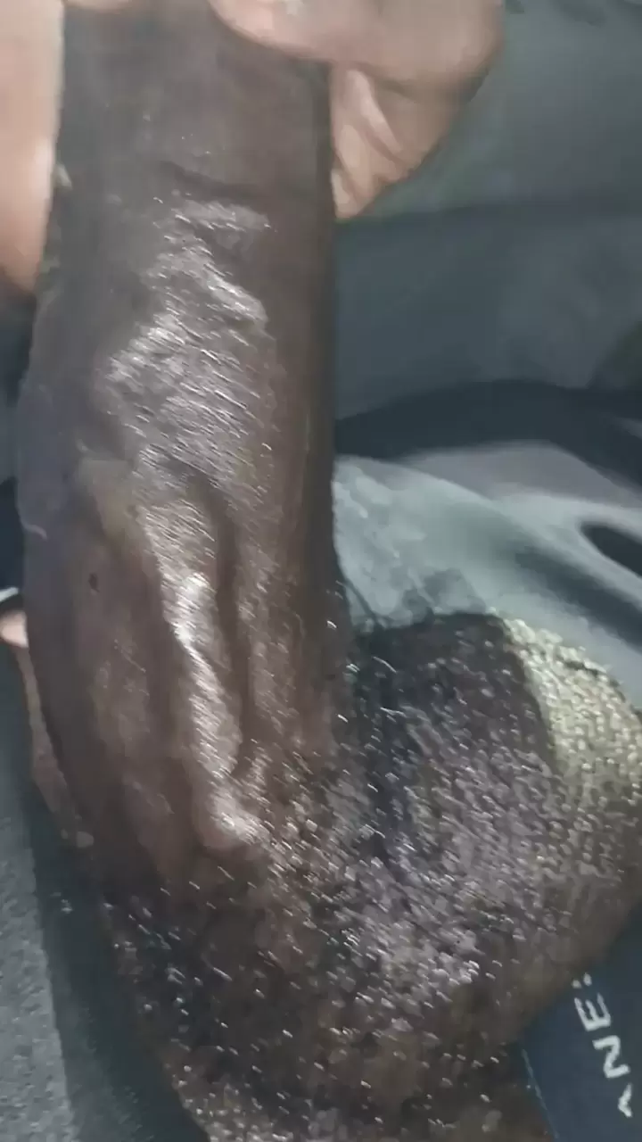 Sercer ma grosse bite noire en public avec de l huile