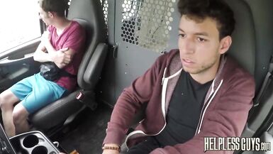 İşkence gören twink, köpek tarzı analden sonra yüzünde cum alır