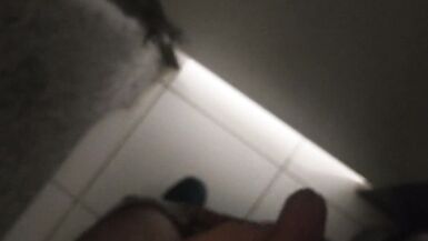 Çılgın hademe beni sikmek istedi, banyoda saklanmak zorunda kaldım.