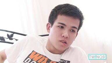 放荡的 Twink Xander Face Fucked and Ass Banged By Big Cock BF Noah！