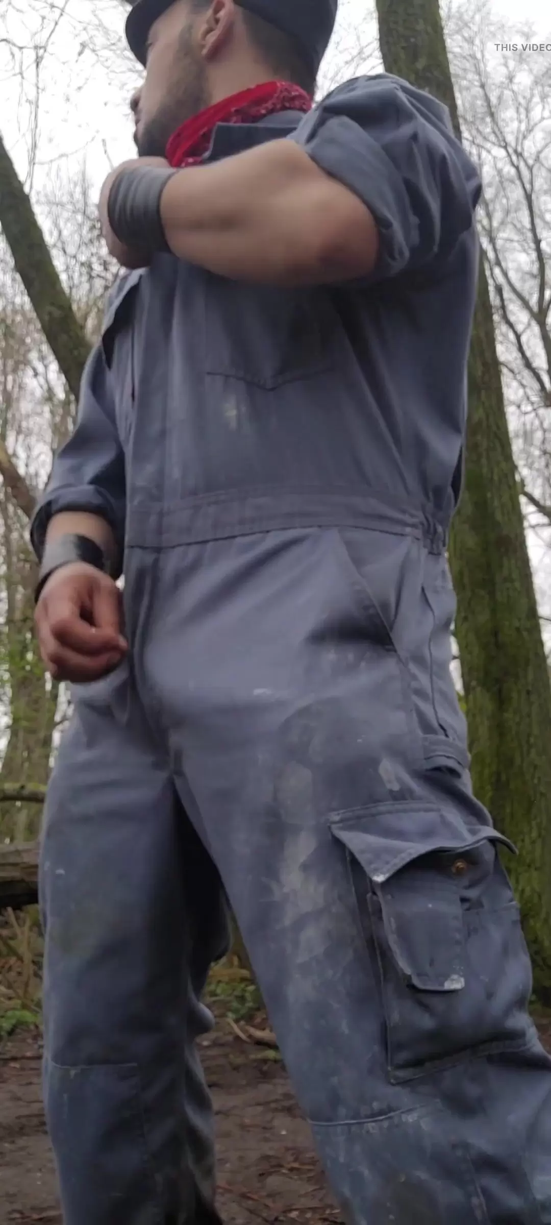 オーバーオールを越えた視線