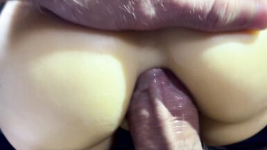 Наполняет попку горячей спермой! Огромный член кончает в тугую попку! Анальный оргазм!