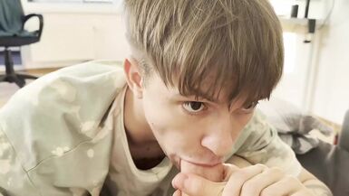 A friend seduced a twink for juicy sex