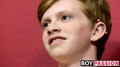 Küçük bir adamın kocaman bir penisi var ve ona dokunmayı seviyor