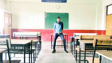 Üniversiteli genç sınıfta masterbate yaptı