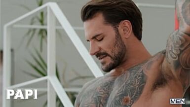 Bruno Max Ev Taşırken Seksi Papi Kocic Kutuları Almaya Geliyor ve Onu Azdırıyor - PAPI