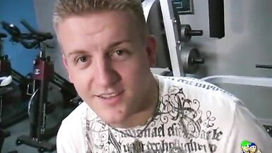 Heteroseksüel Adamlar, Kai ve Spence Spor Salonunda Egzersiz Sırasında Eşcinsel Adam Bosco Tarafından Hizmet Ediliyor