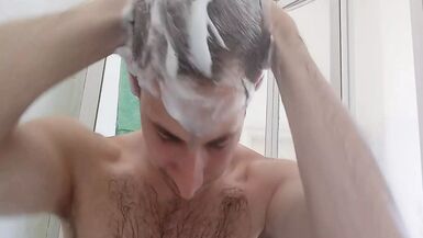 Gergely Molnar - Buen chico bajo la ducha antes del colegio