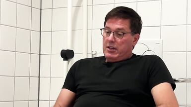 Beim Wichsen auf einer öffentlichen Toilette im Ärztehaus. Unbearbeitet