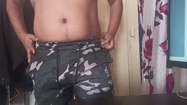 Mein großer Schwanz ist bereit, dir Dienst zu erweisen.