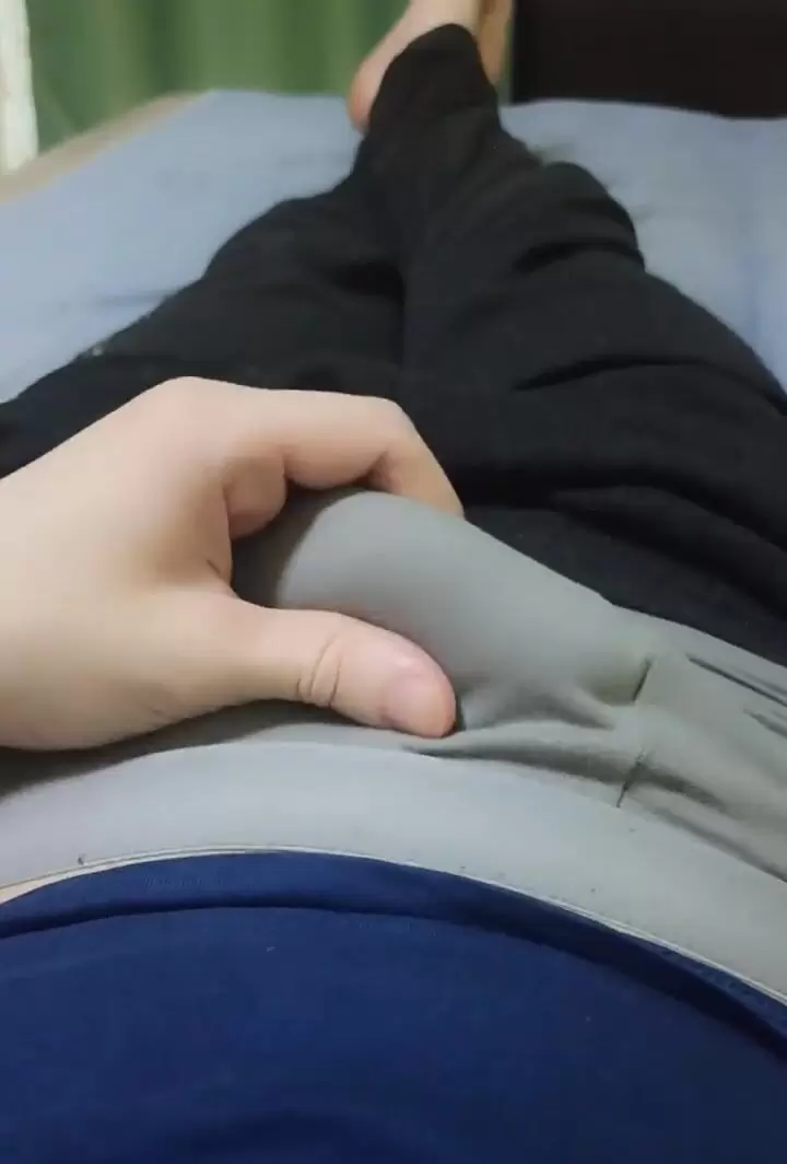 Порно видео Дрочит и плюет на член. Смотреть Дрочит и плюет на член онлайн