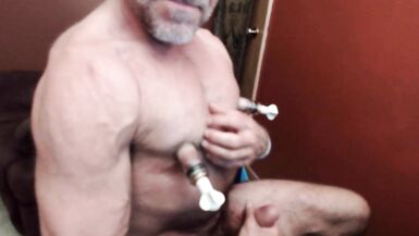 Dev meme uçlarını pompalayan eşcinsel meme ucu domuzu