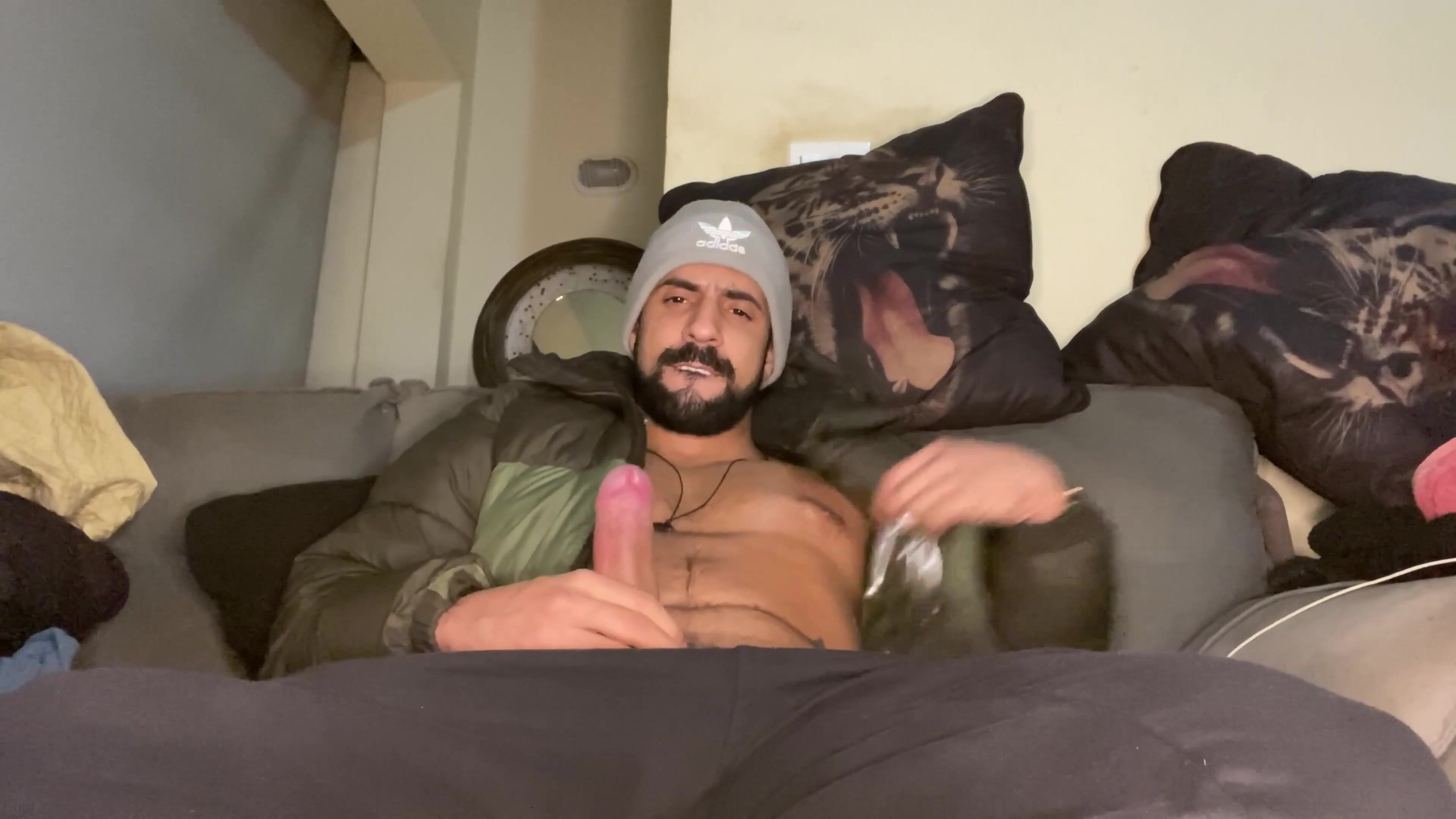 Arabe Pauzudo Enjoying His Dick