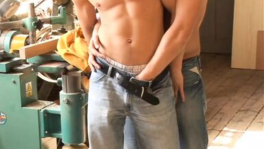 İş arkadaşım göt deliğimi sertçe sikiyor ve ben onun sikini emiyorum