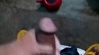 热心男孩在享受他的房间