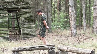 Gays cachondos en prácticas se montan un trío salvaje