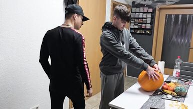 Eşcinsel Erkekler Eğlenir: Cadılar Bayramı Balkabağını Sikiyoruz ve Üzerine Boşalıyoruz