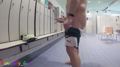 Halka açık soyunma odalarında mastürbasyon yapmak her zaman seksidir. Ne yazık ki, boşalamadım.