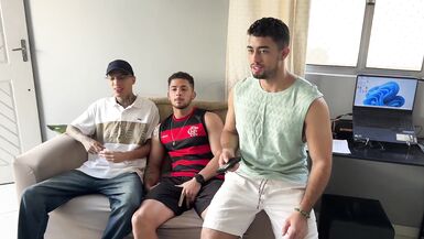 FUTBOL ARKADAŞLARIM BENI KÜÇÜK BIR FAHIŞE YAPTI. ONLAR IÇIN HASARLI BIR DEPOZITO OLDUM.