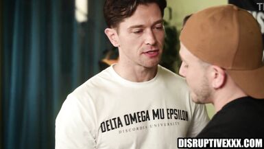 Johnny Donovan ve Andrew Deltanın ateşli bir lezbiyen eylemiyle dernek evine yerleşmesini izleyin