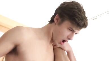 Çok yakışıklı bir çocuk ..... arkadaşından horoz alıyor