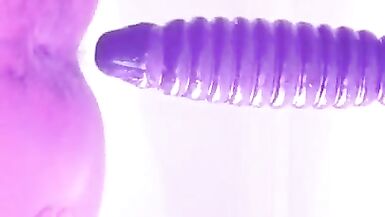 Anal yapay penis emme için kapı ve aşağıdan kıçına takma