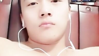 Cute straight boy online chat, the cock is tender and delicious-0