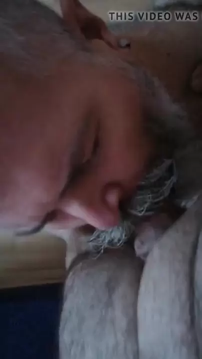 Қыздардың кискаларын мастурбациялағаны және сұйықтық ағып жатқаны туралы порно видео