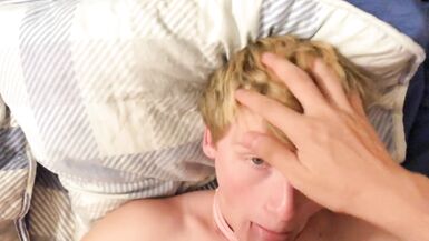 Joey Delreys: Un minet soumis sert sa bite de maître (éjaculation faciale)