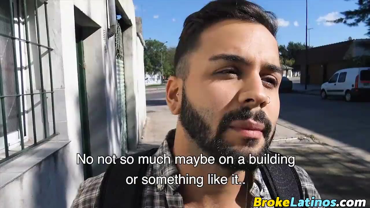 Turista latino pega um galo sem sela por dinheiro