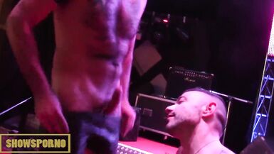 Gay Siktir et üzerinde kamu sahne