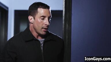 En iyi arkadaşlarımın üvey oğlu bir gay bar sürtük!