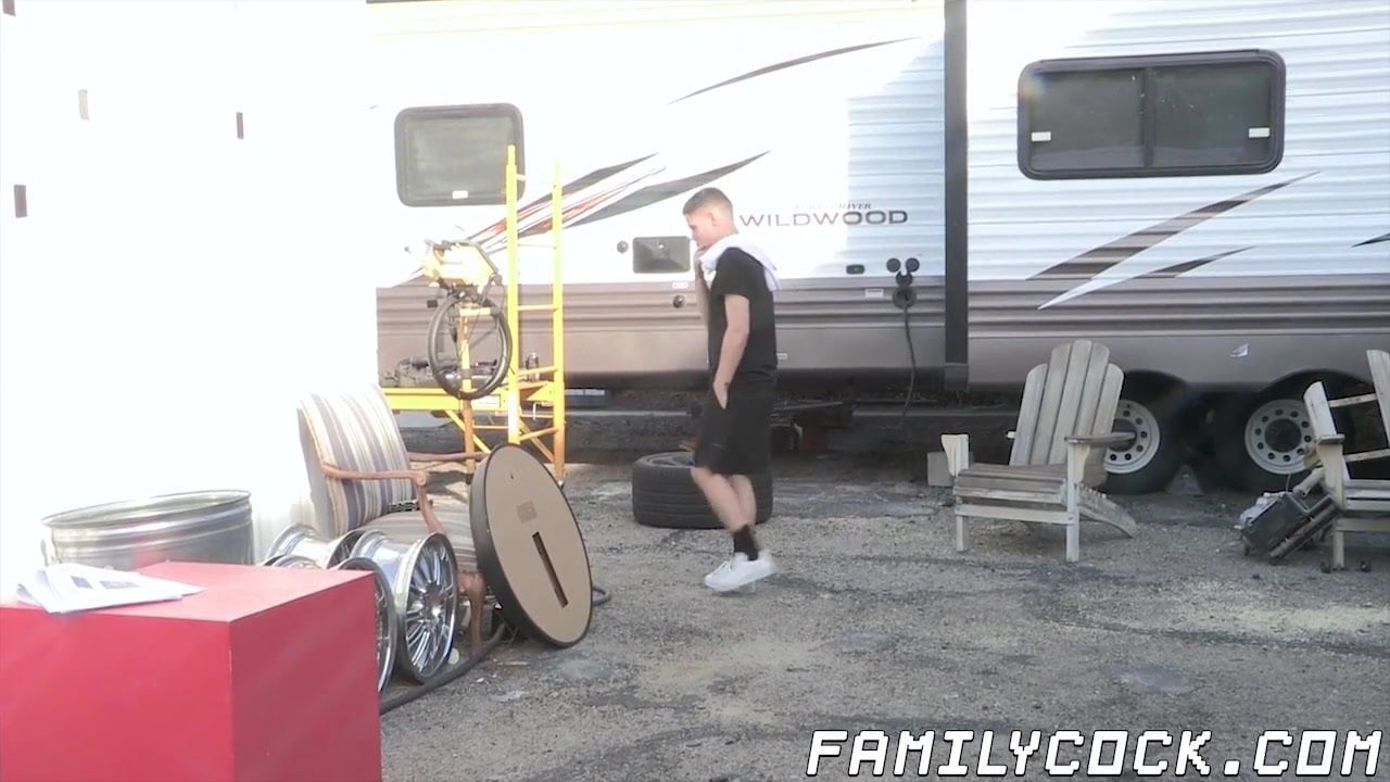 男人舔舐女人的腋下特写