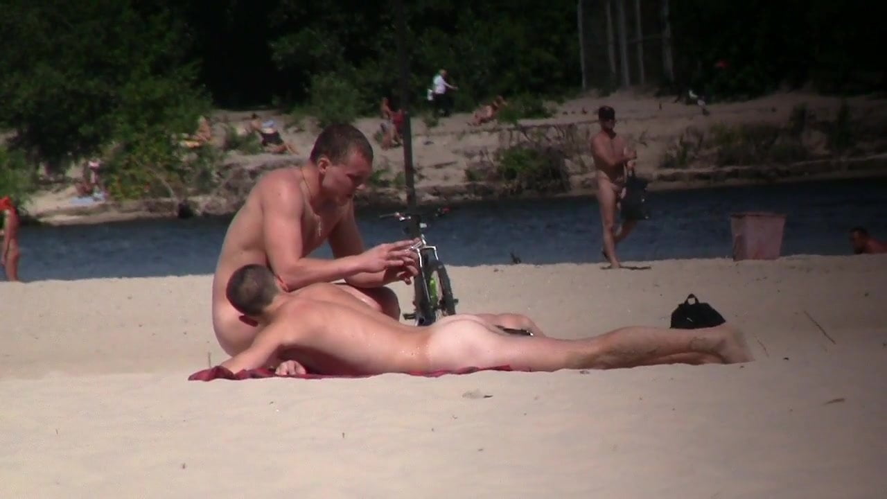ESPECTANDO A HOMBRES DESNUDOS EN LA PLAYA NUDISTA VOL 13 ver en linea