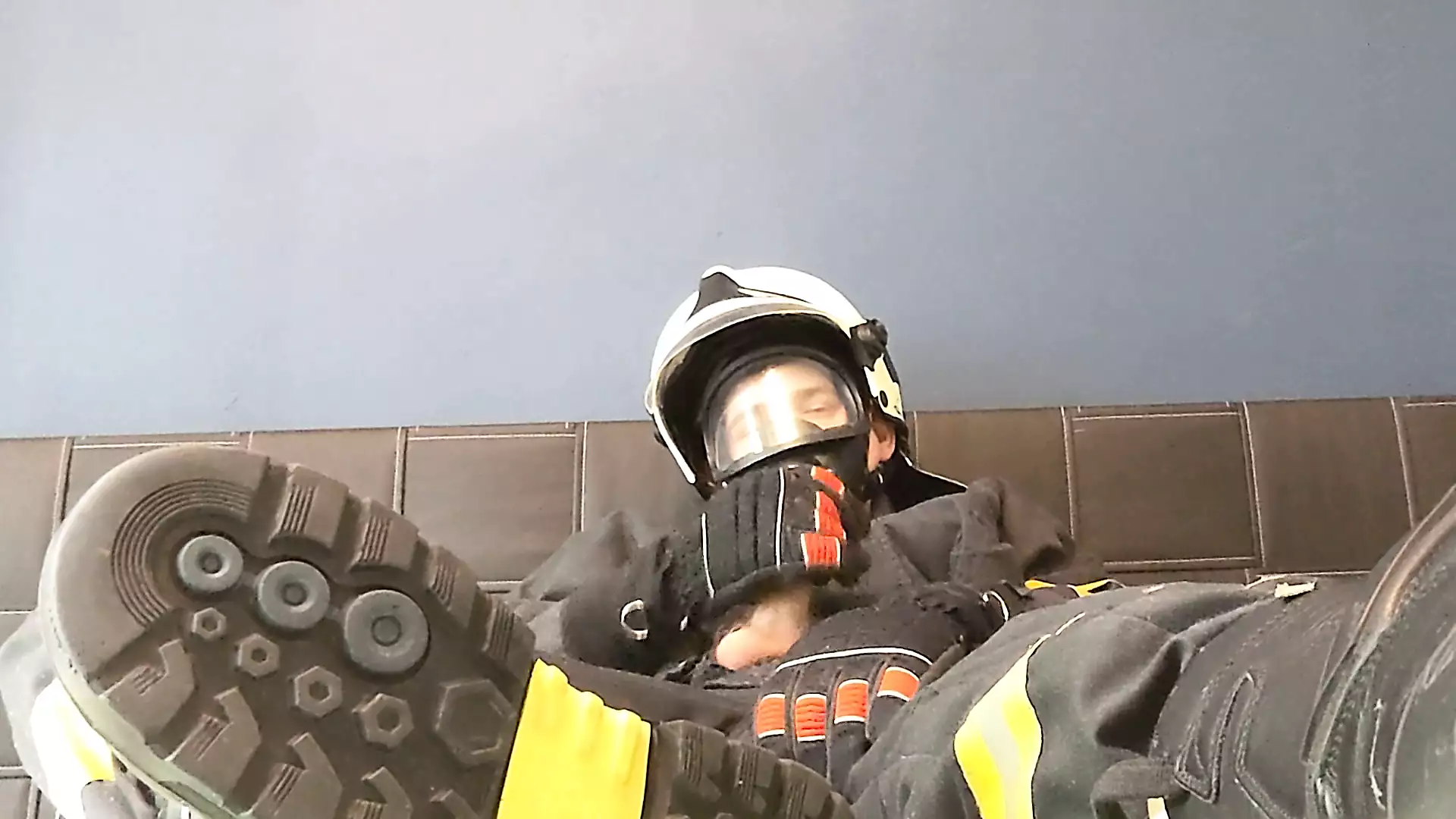 Bombero se sacudió en equipo de fuego ver en linea