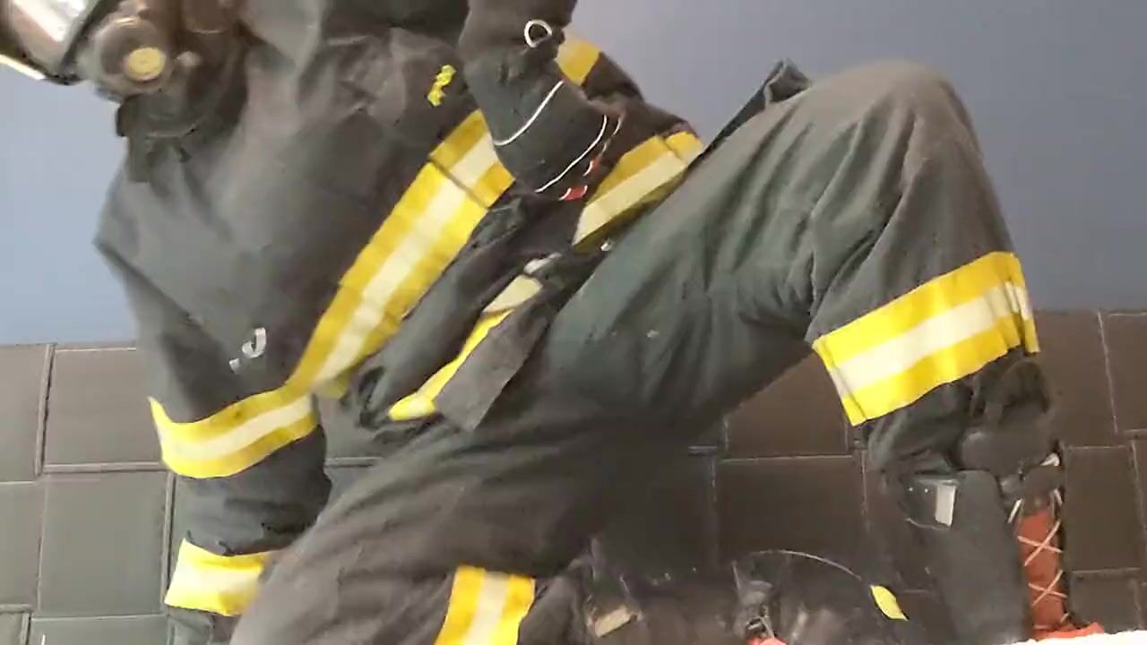 Bombero se sacudió en equipo de fuego ver en linea