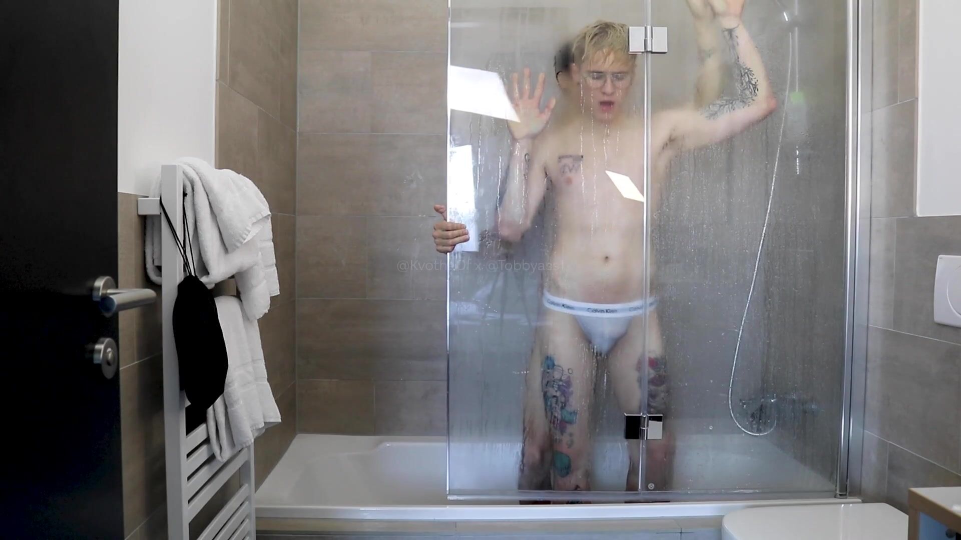 Minet avec une énorme bite racette adolescent dans la douche