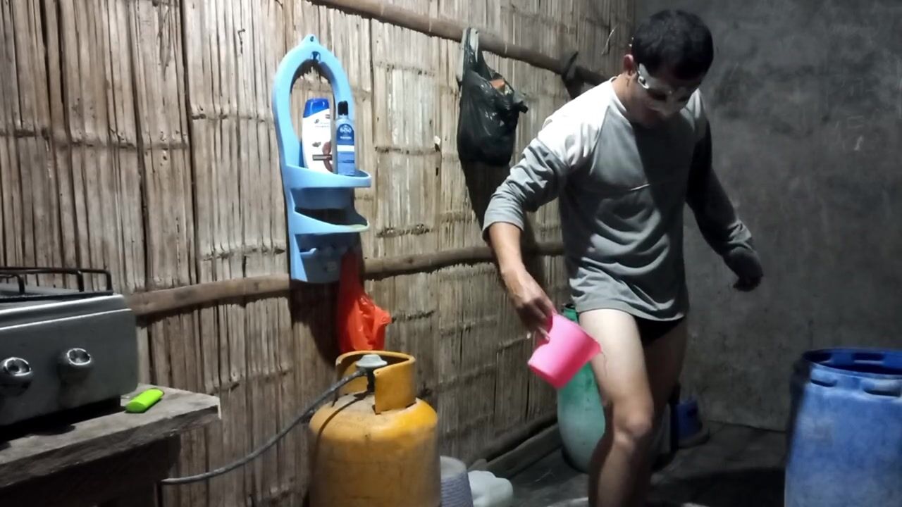 Porno casero, mi hermanastro se baña desnudo después de haberme follado  como su puta