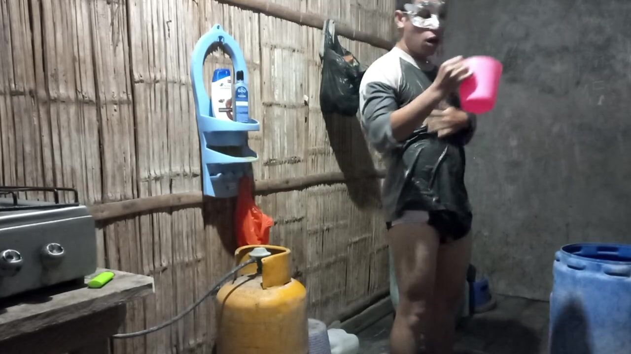 Ev yapımı porno, üvey kardeşim beni fahişe gibi becerdikten sonra çıplak  banyo yapıyor