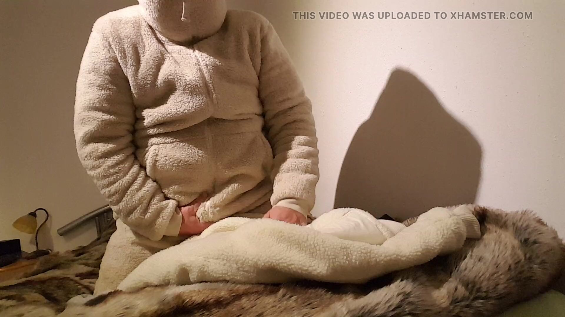 Wichsen im Onesie und Teddyfleece