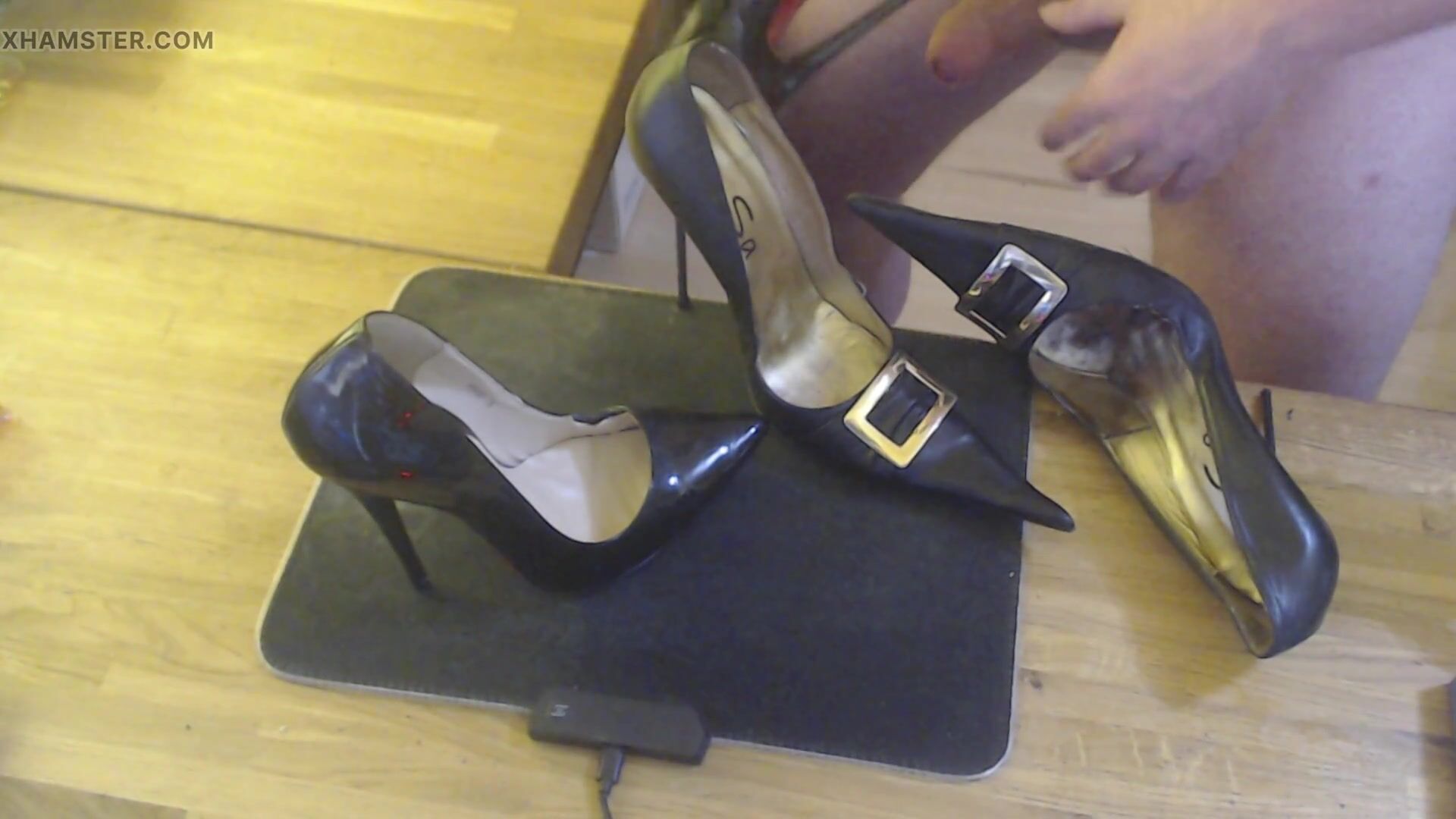 男子用高跟鞋自慰，射在两双高跟鞋上